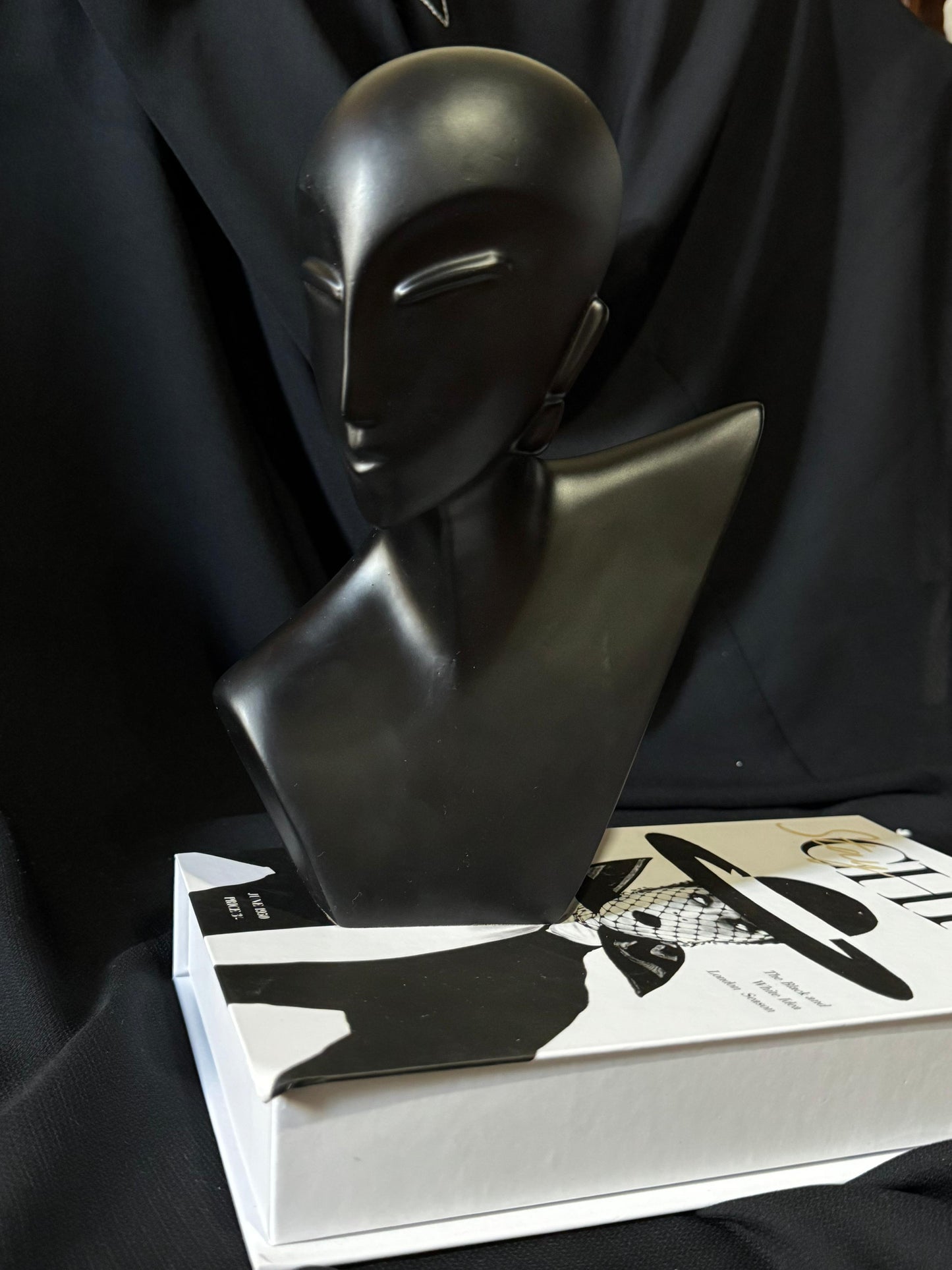 Abstract Black Statue Head – Artistic Decorative Sculpture for Home Décor