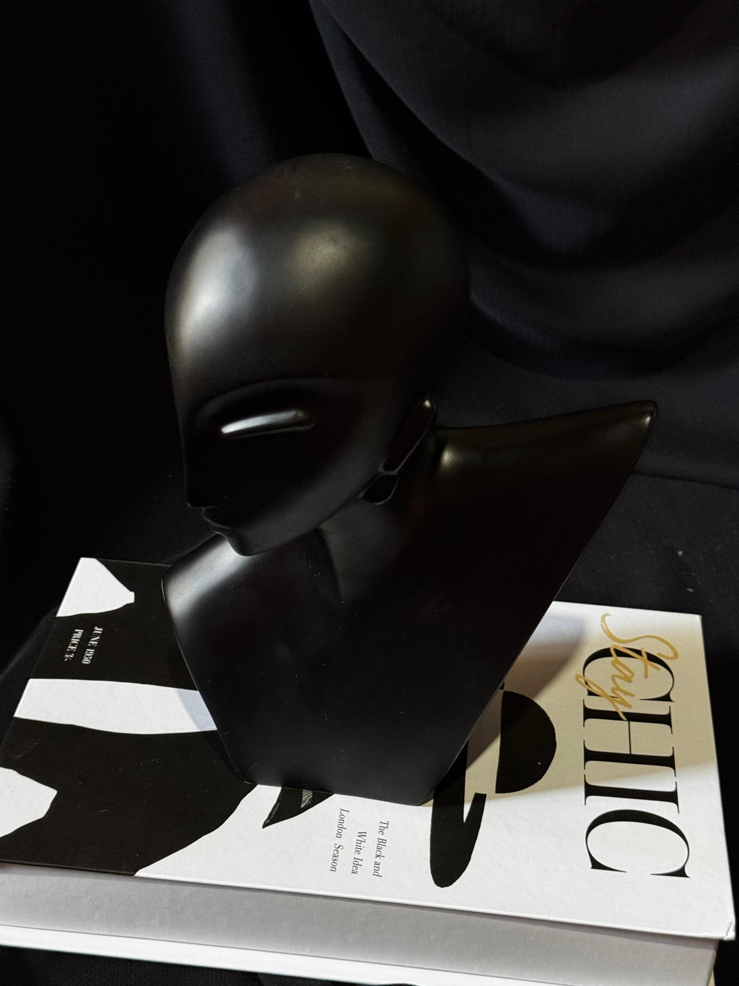 Abstract Black Statue Head – Artistic Decorative Sculpture for Home Décor